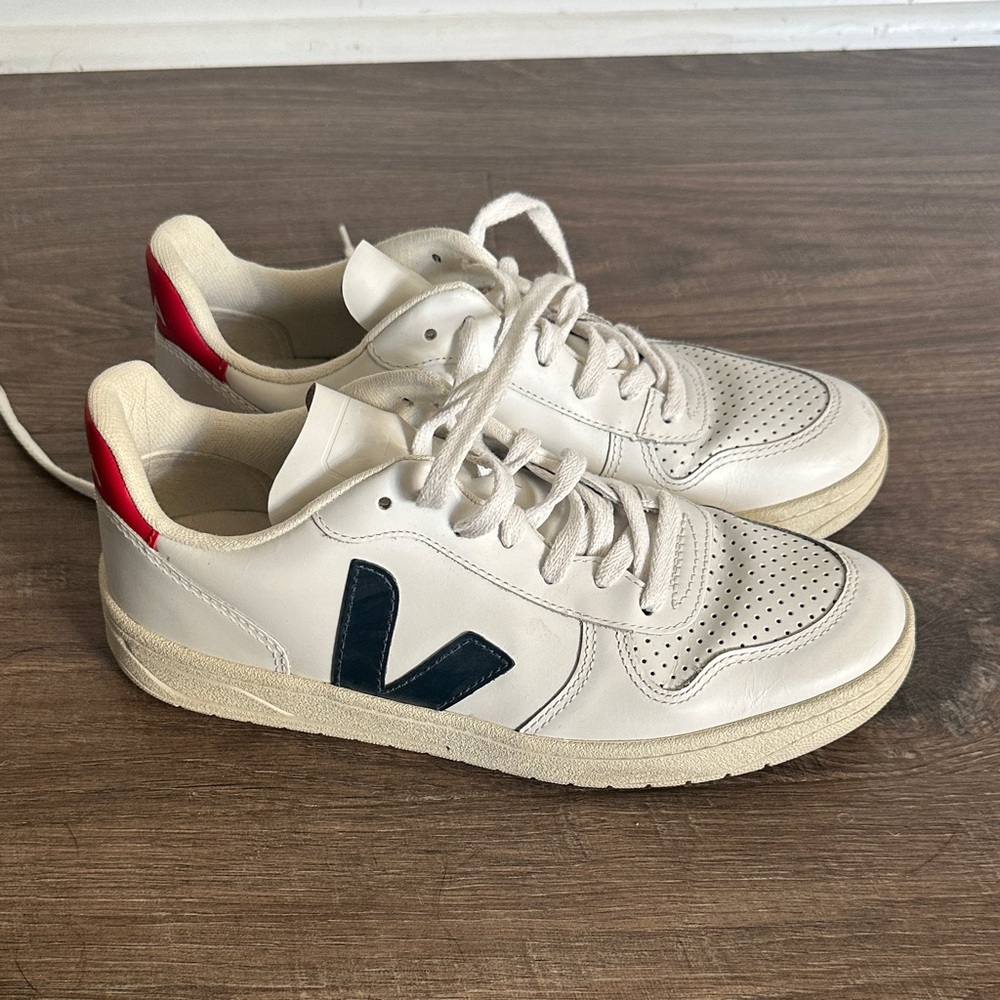 Veja Women’s Cream and Navy Sneakers